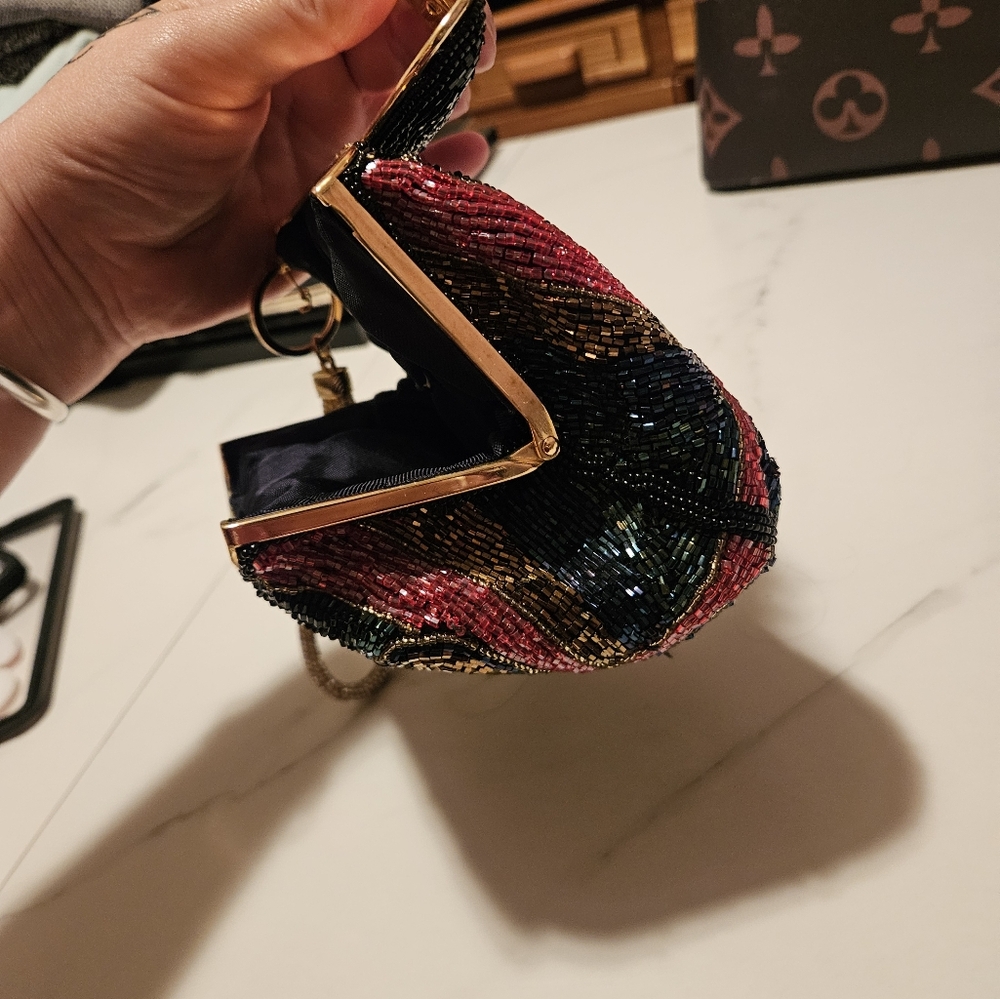 Vintage 😍  beaded clutch with gold hardware - Picture 5 of 7